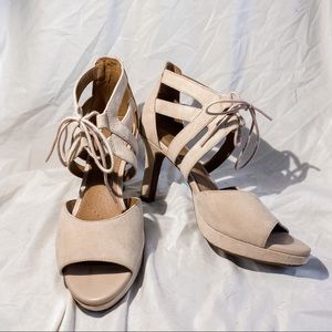 Clarks Women's Mayra Ellie Peep Toe Nude Suede size 8